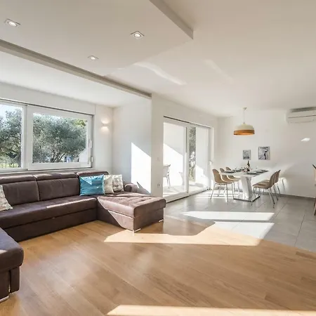 Amfora - First Row By The Sea Villa *