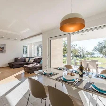 Amfora - First Row By The Sea