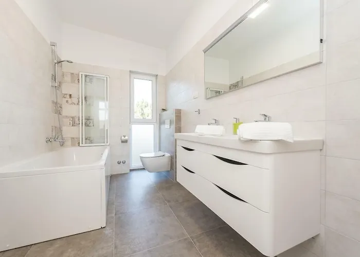 Amfora - First Row By The Sea